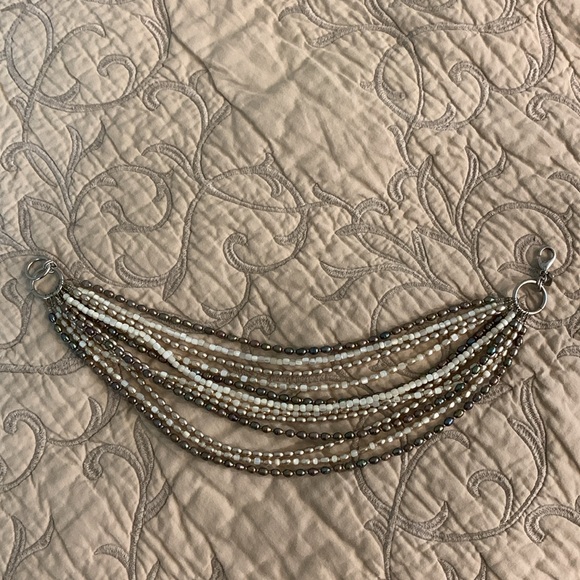 Women’s Pearl Choker Necklace - Picture 3 of 4